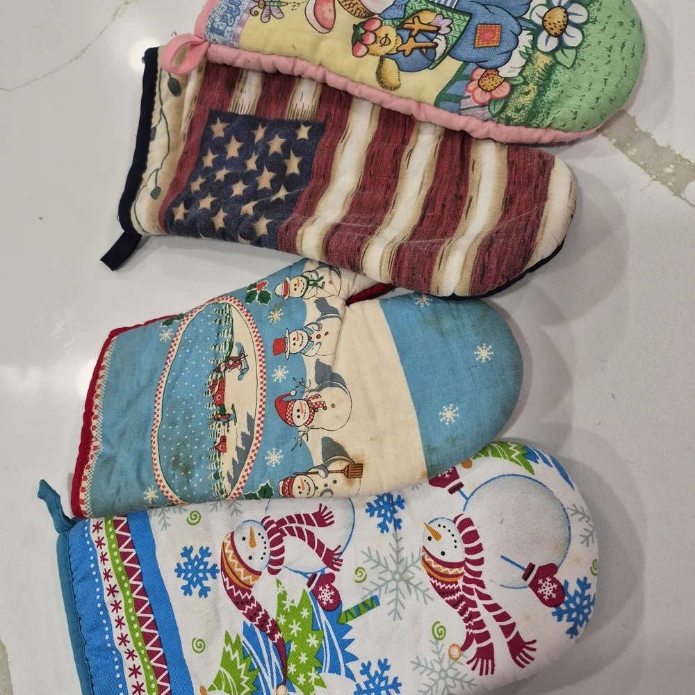 Colorful Holiday Oven Mitts Set